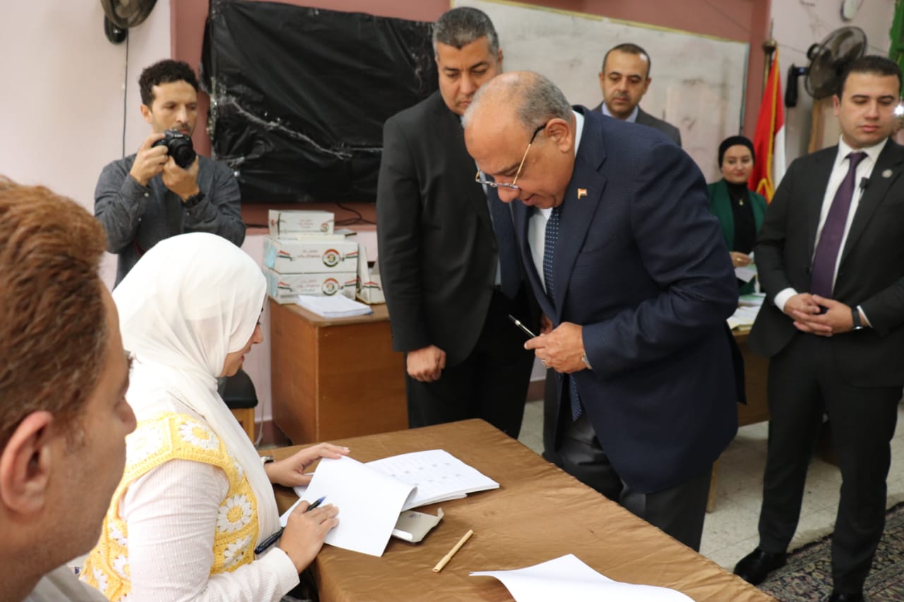1763972684 107 وزير الكهرباء يشارك في انتخابات النواب ويدلي بصوته في مدرسة