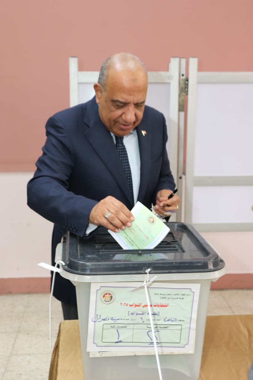 1763972684 297 وزير الكهرباء يشارك في انتخابات النواب ويدلي بصوته في مدرسة