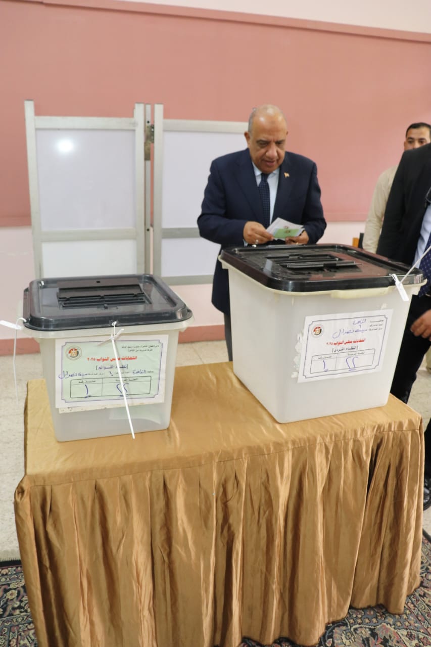 1763972684 307 وزير الكهرباء يشارك في انتخابات النواب ويدلي بصوته في مدرسة