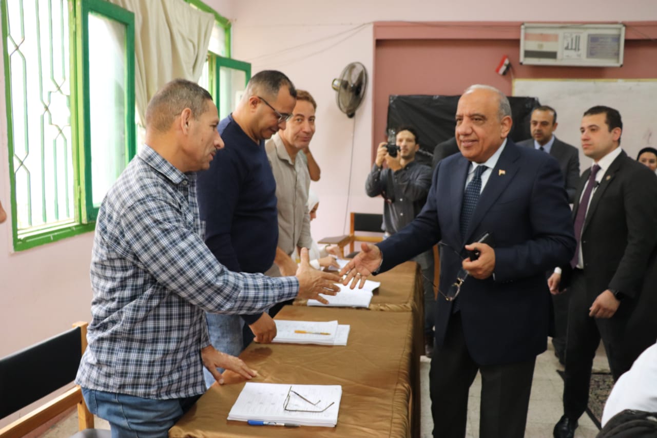 1763972684 432 وزير الكهرباء يشارك في انتخابات النواب ويدلي بصوته في مدرسة