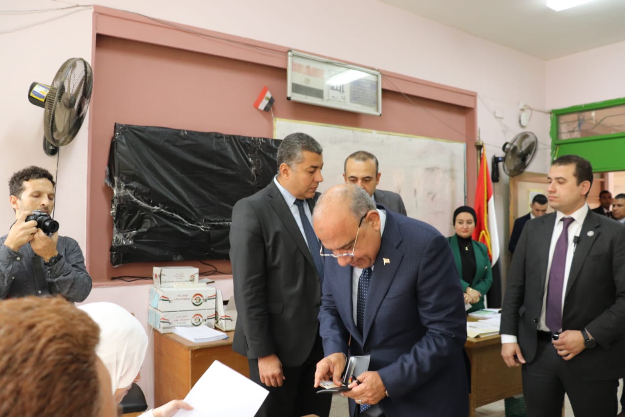 1763972684 485 وزير الكهرباء يشارك في انتخابات النواب ويدلي بصوته في مدرسة
