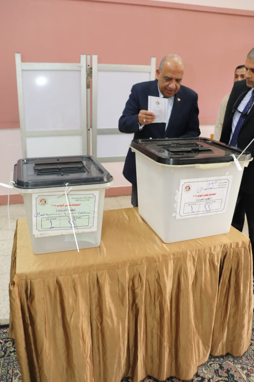 1763972684 59 وزير الكهرباء يشارك في انتخابات النواب ويدلي بصوته في مدرسة