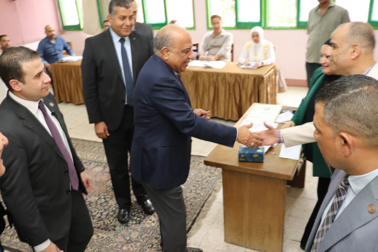 1763972684 83 وزير الكهرباء يشارك في انتخابات النواب ويدلي بصوته في مدرسة