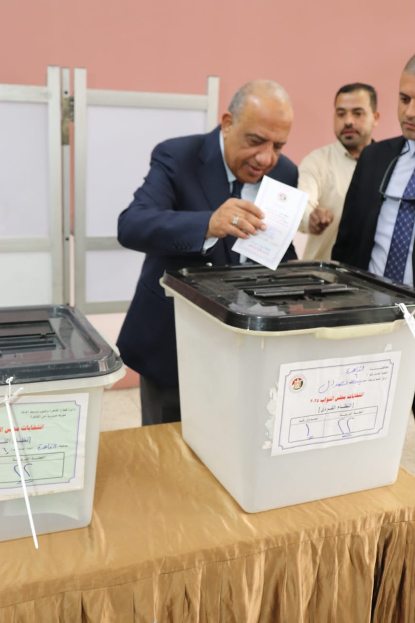 1763972684 986 وزير الكهرباء يشارك في انتخابات النواب ويدلي بصوته في مدرسة