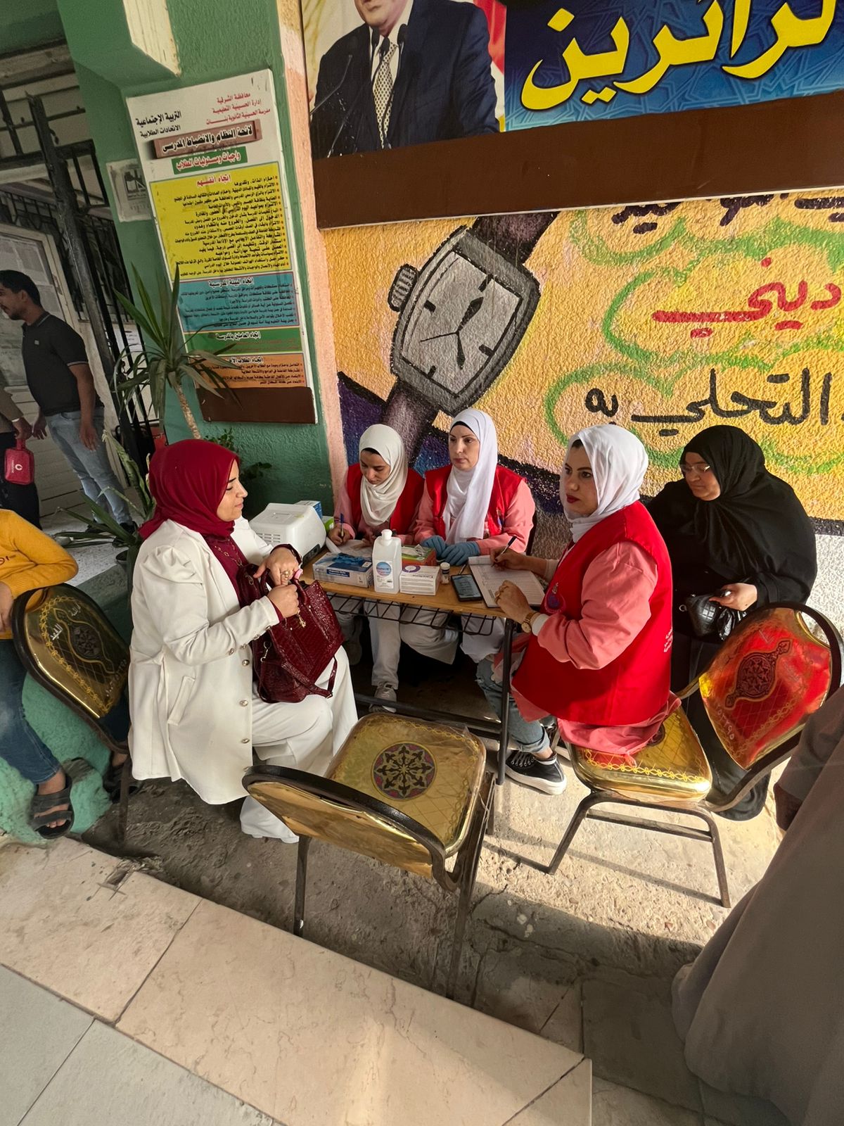 1763973147 375 تقديم خدمات طبية مجانية للناخبين قدام لجان انتخابات النواب في