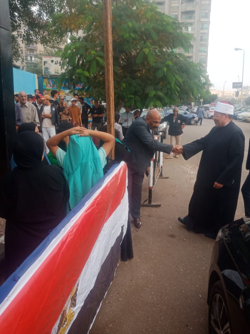 1763974851 294 مختار جمعة يشارك في التصويت بمدرسة الشهيد محمد جمال بالمنيل