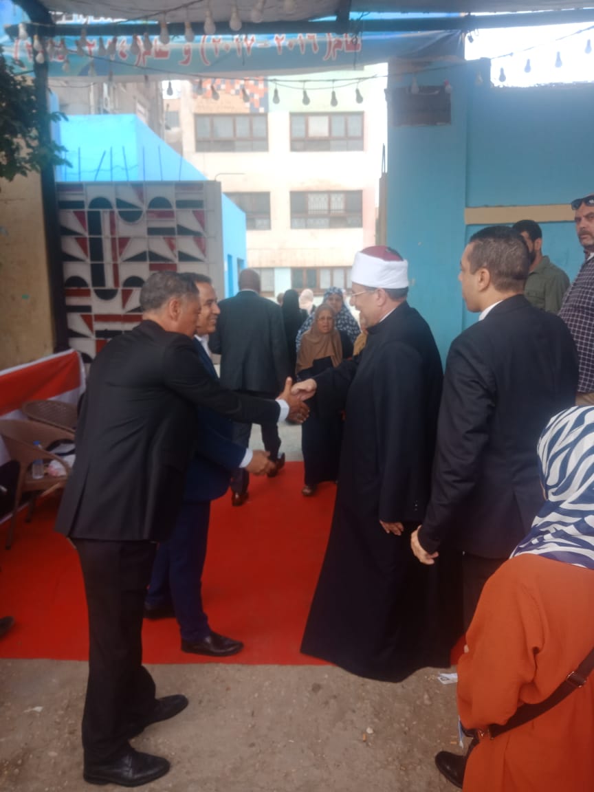 1763974851 480 مختار جمعة يشارك في التصويت بمدرسة الشهيد محمد جمال بالمنيل