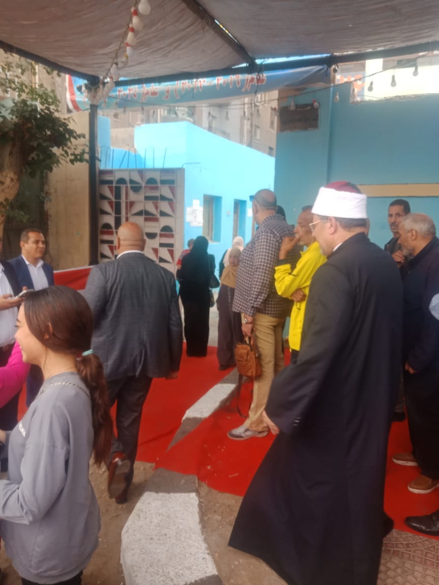 1763974851 547 مختار جمعة يشارك في التصويت بمدرسة الشهيد محمد جمال بالمنيل