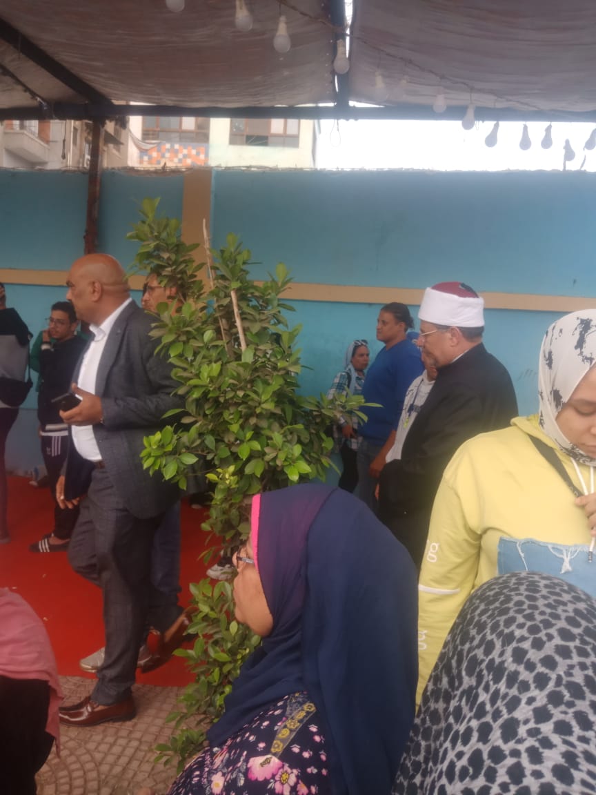 1763974851 975 مختار جمعة يشارك في التصويت بمدرسة الشهيد محمد جمال بالمنيل