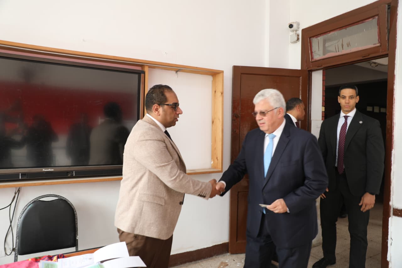 1763975148 537 وزير التعليم العالي يدلي بصوته ويدعو شباب الجامعات للمشاركة الفعّالة