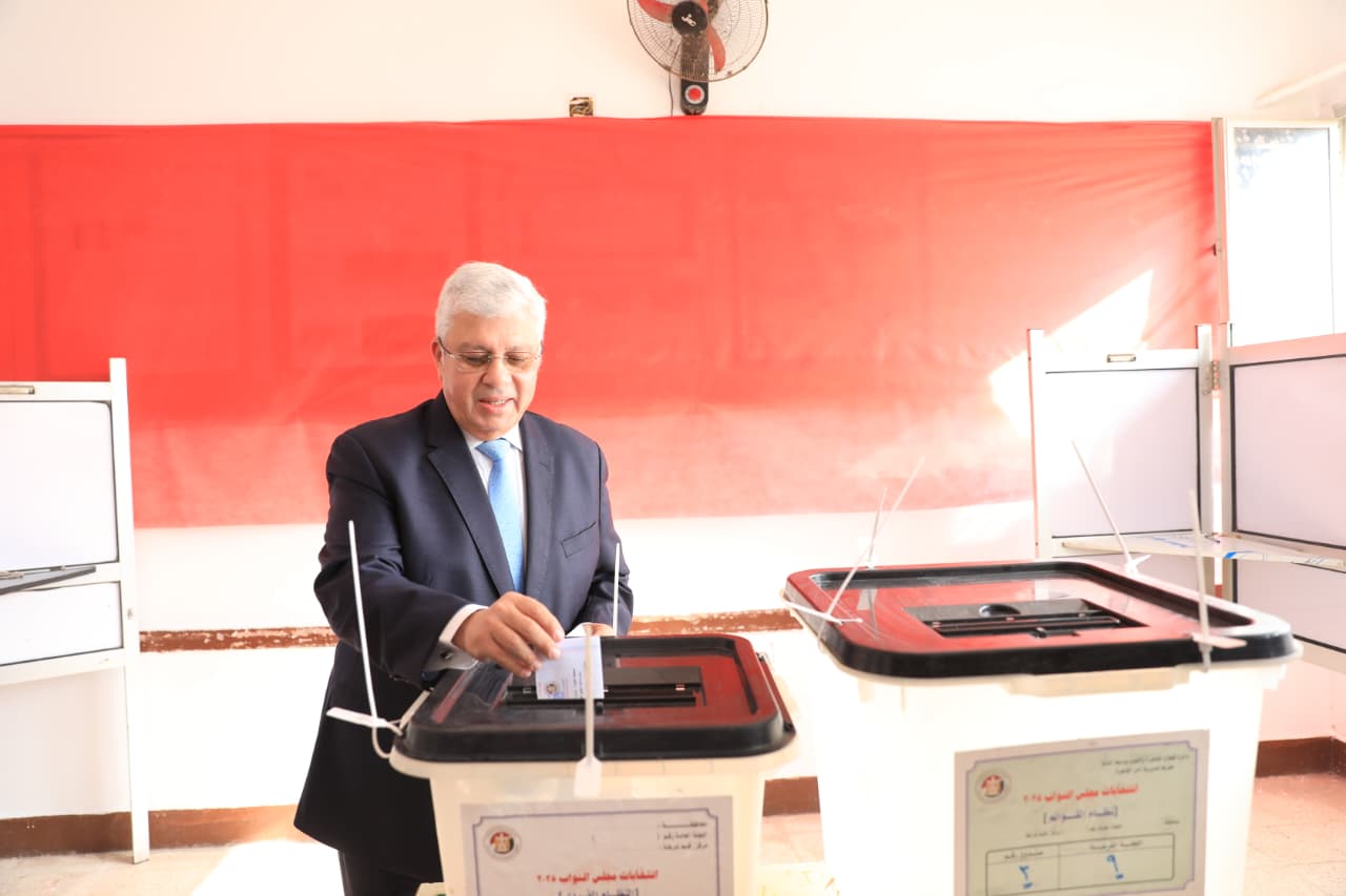 1763975148 716 وزير التعليم العالي يدلي بصوته ويدعو شباب الجامعات للمشاركة الفعّالة