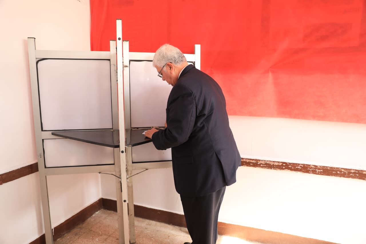 1763975148 881 وزير التعليم العالي يدلي بصوته ويدعو شباب الجامعات للمشاركة الفعّالة