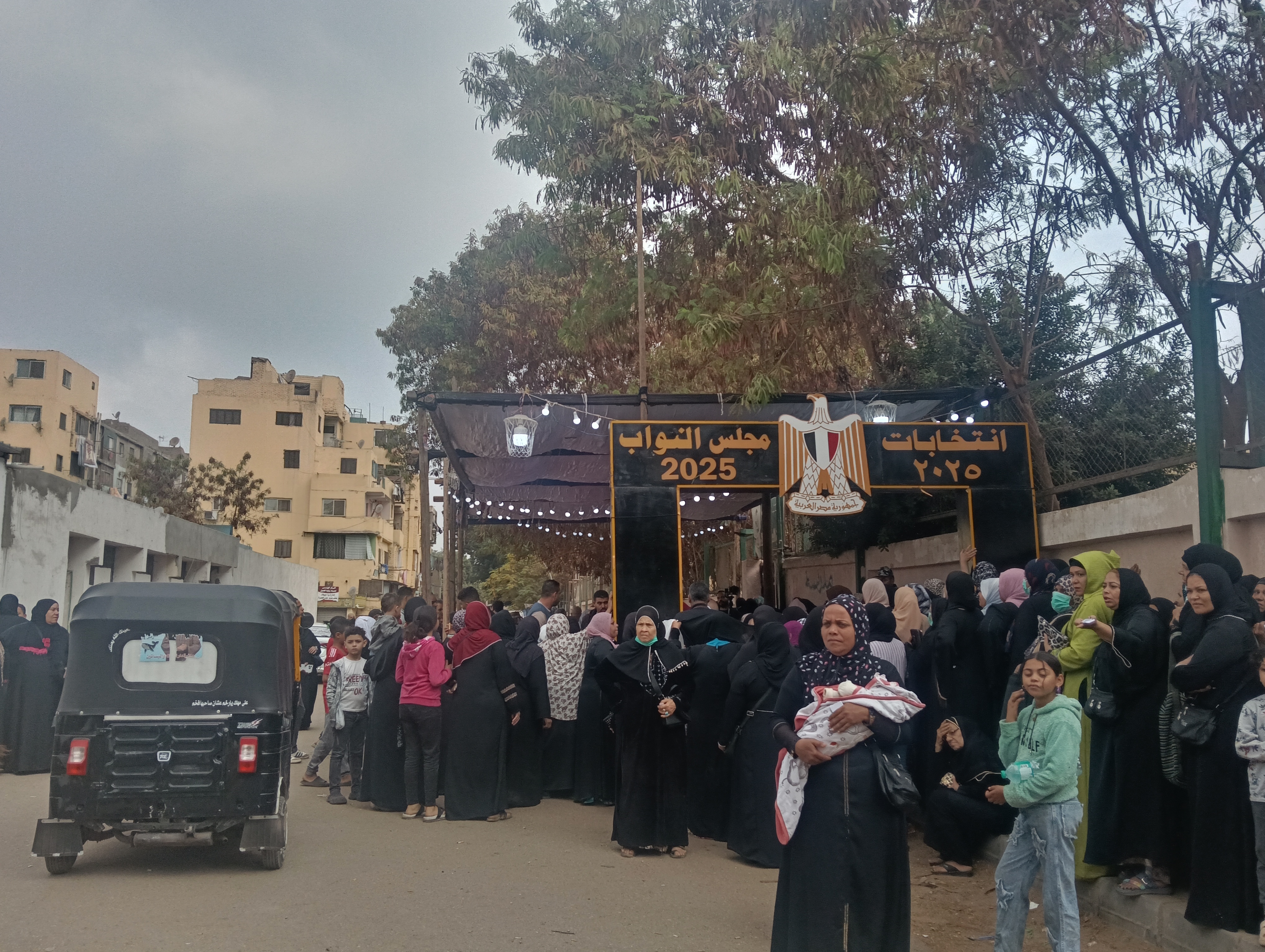 طوابير من الستات.. زيادة الإقبال على لجان الانتخابات في عين الصيرة بالقاهرة 4 1763978563 162 طوابير من الستات زيادة الإقبال على لجان الانتخابات في عين
