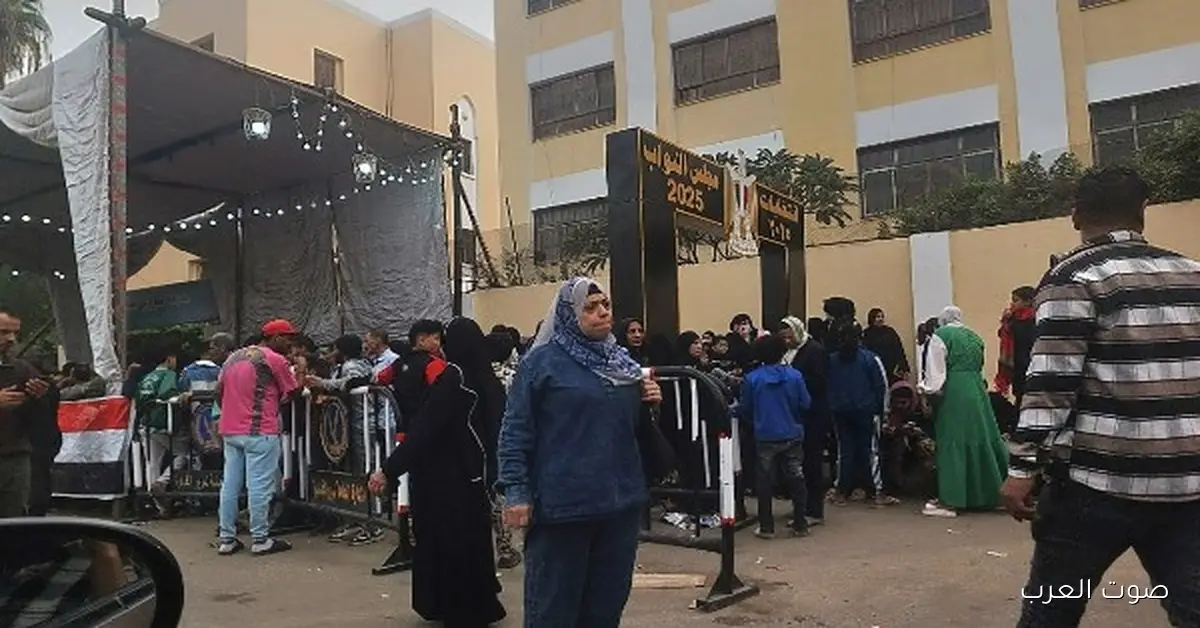 طوابير من الستات.. زيادة الإقبال على لجان الانتخابات في عين الصيرة بالقاهرة 2 طوابير من الستات.. زيادة الإقبال على لجان الانتخابات في عين الصيرة بالقاهرة