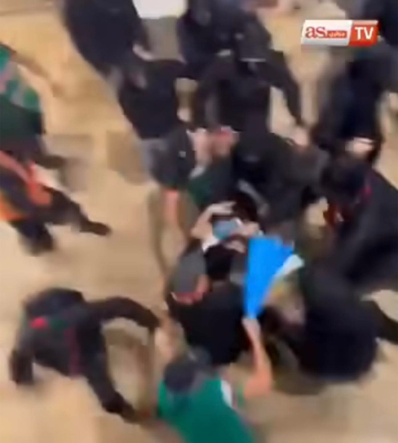 1763983815 253 نقلوا المستشفى إصابات وأجواء متوترة قبل مباراة الهلال ومولودية الجزائر