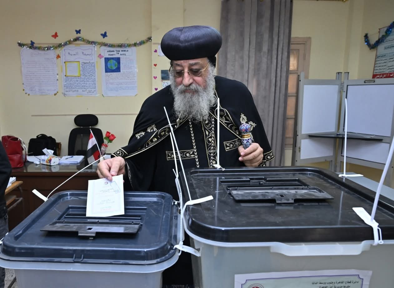 البابا تواضروس في الانتخابات: اختاروا الإنسان الأمين والكفء 4 البابا تواضروس أثناء الإدلاء بصوته