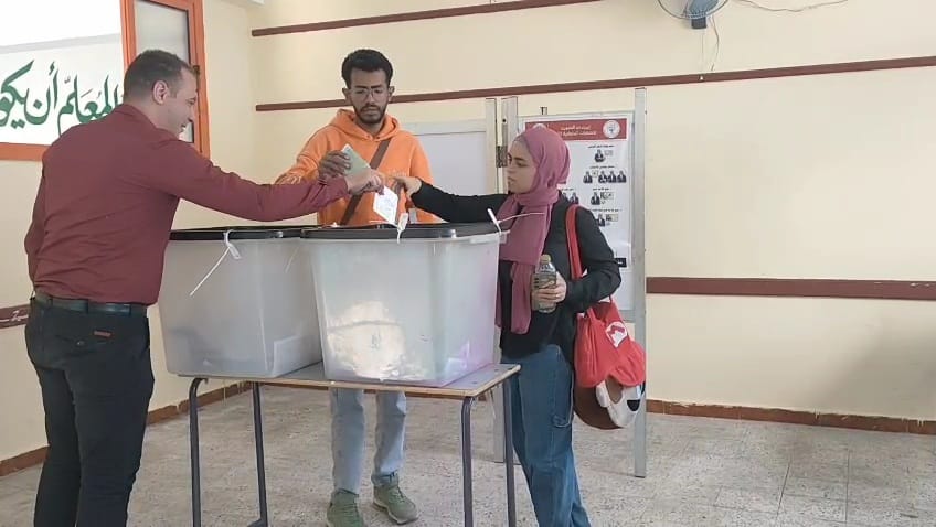 1763985330 488 مراقبون وجود الشباب يسهّل عملية التصويت في اللجان الانتخابية