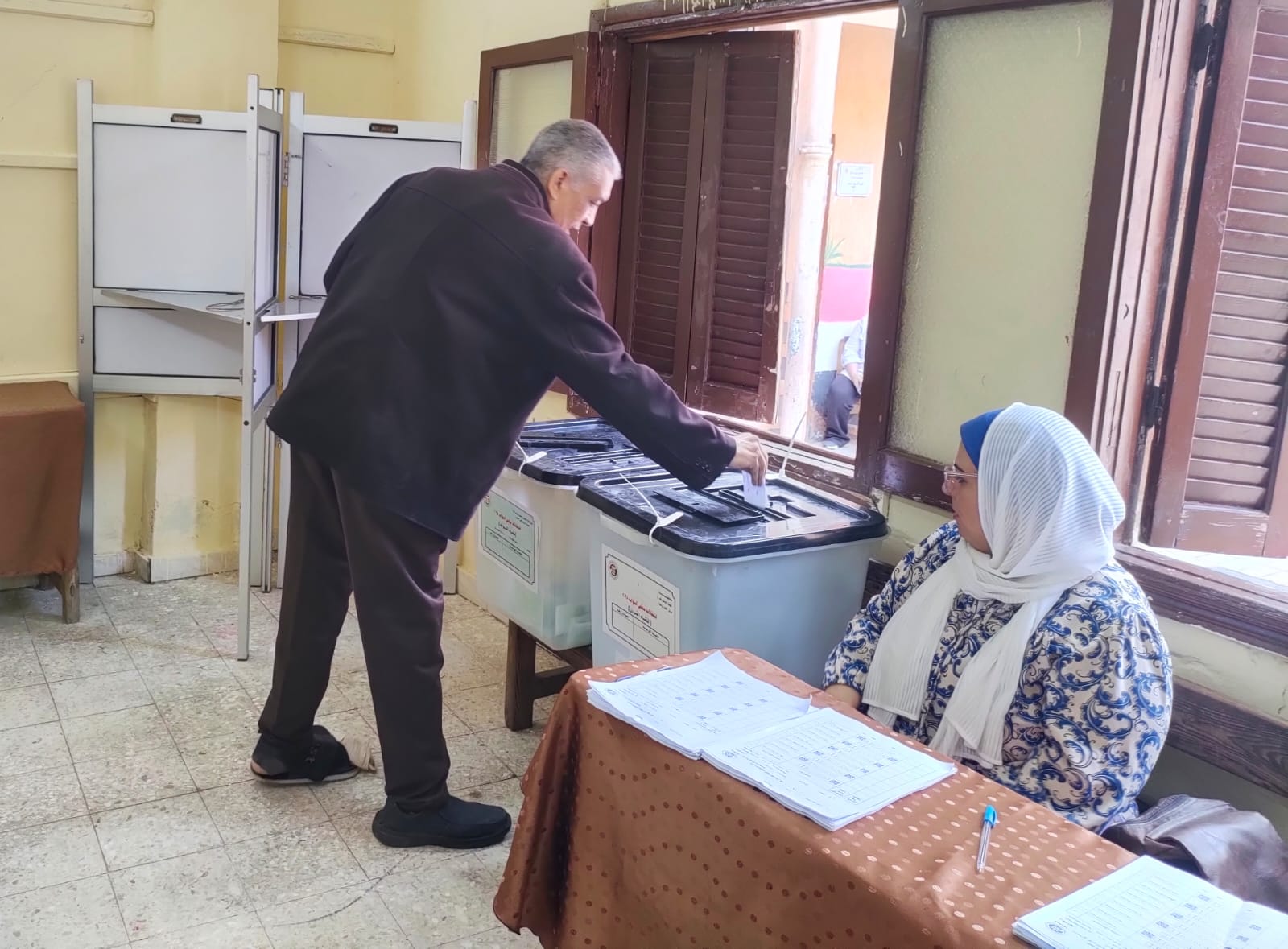 1763986669 397 ناس كتير بتتوافد على اللجان الانتخابية في الزاوية الحمراء بالقاهرة