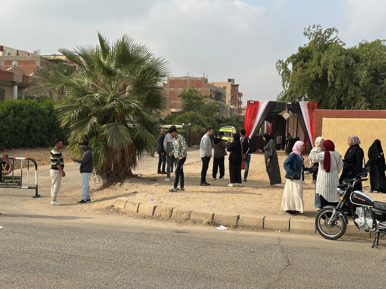 1763986940 297 مواطنين العاشر من رمضان يتوافدوا على لجان انتخابات البرلمان 2025