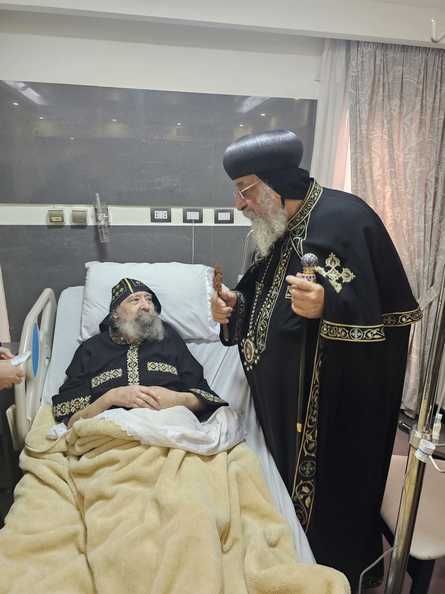 زيارة إنسانية مؤثرة للبابا تواضروس لأسقفين بيتعالجوا في القاهرة 4 البابا تواضروس خلال الصلاة