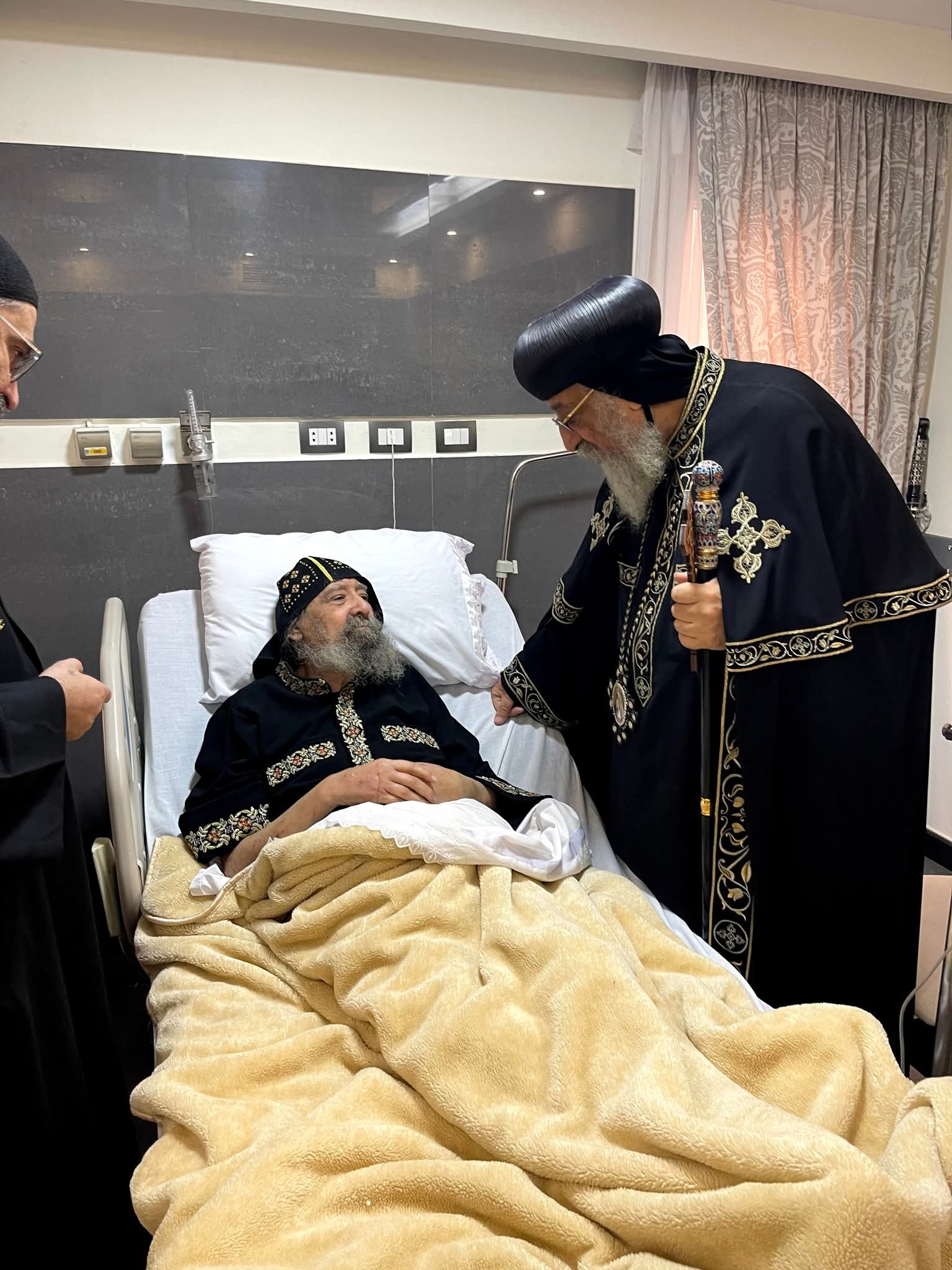 زيارة إنسانية مؤثرة للبابا تواضروس لأسقفين بيتعالجوا في القاهرة 5 البابا تواضروس مع المرضى
