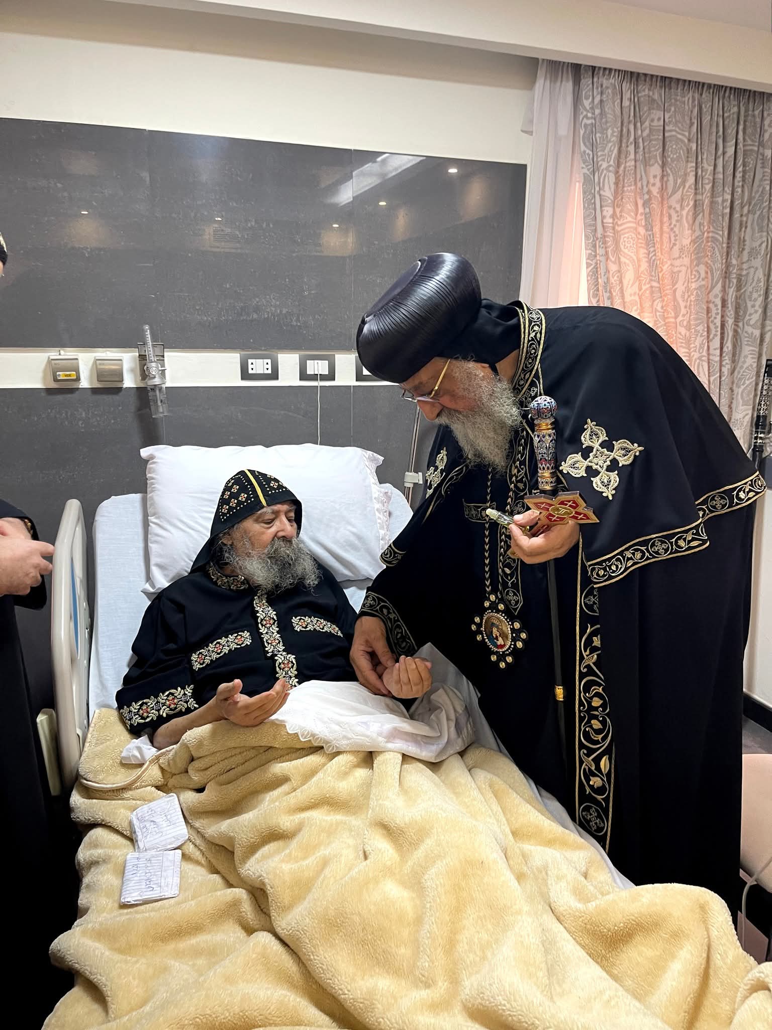 زيارة إنسانية مؤثرة للبابا تواضروس لأسقفين بيتعالجوا في القاهرة 6 البابا تواضروس في المستشفى