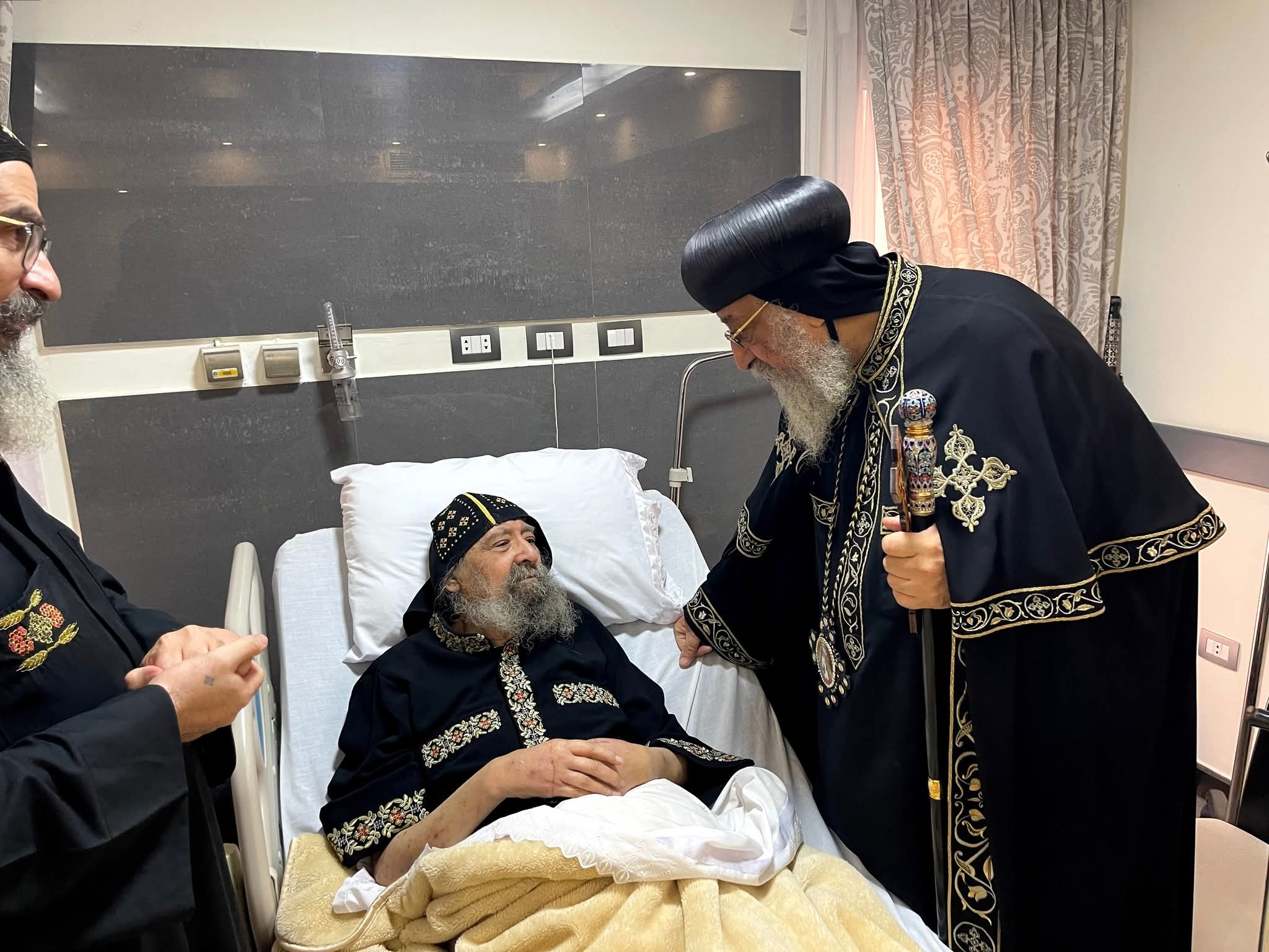 زيارة إنسانية مؤثرة للبابا تواضروس لأسقفين بيتعالجوا في القاهرة 9 البابا تواضروس مع الأنبا أرساني