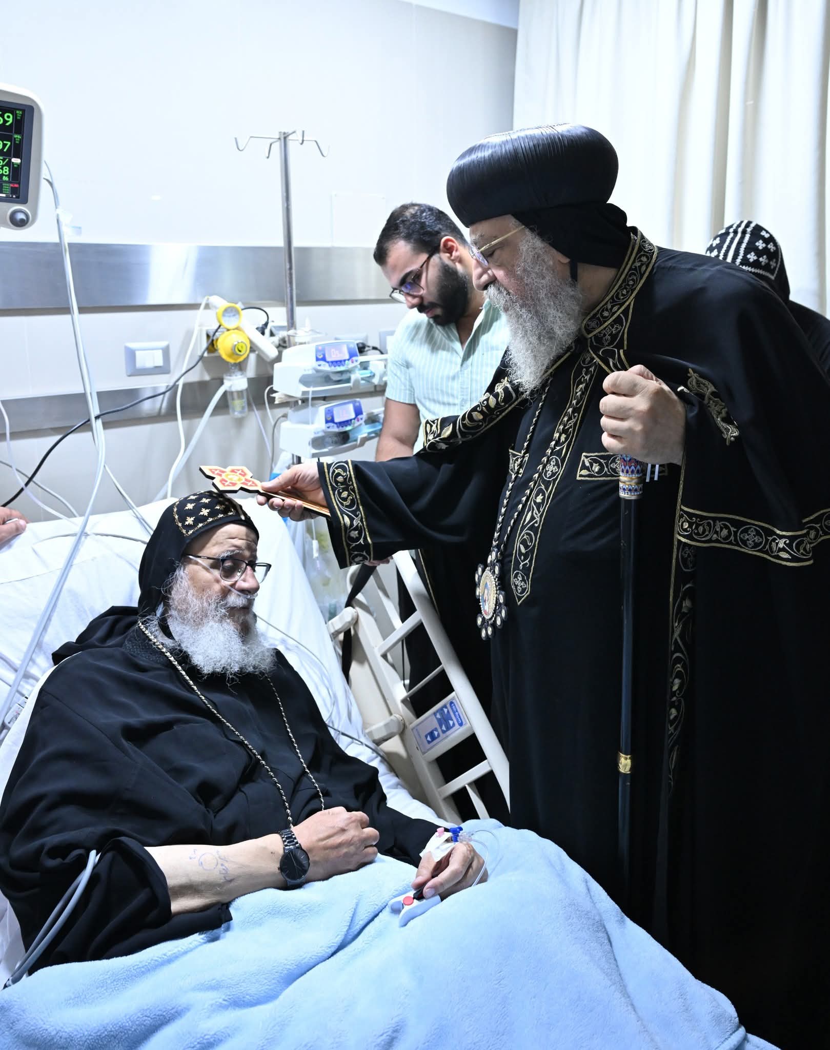 زيارة إنسانية مؤثرة للبابا تواضروس لأسقفين بيتعالجوا في القاهرة 8 البابا تواضروس أثناء الزيارة