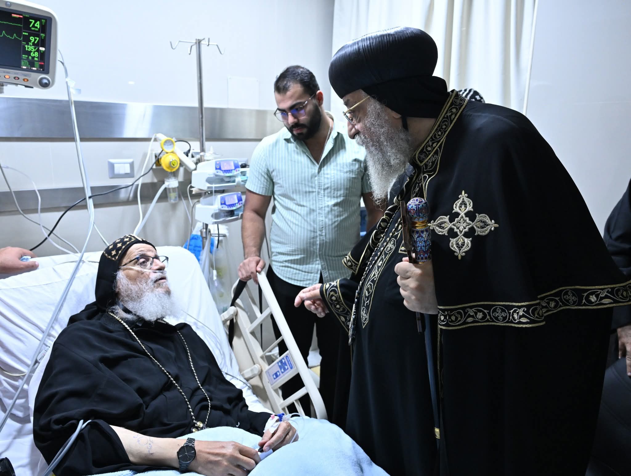 زيارة إنسانية مؤثرة للبابا تواضروس لأسقفين بيتعالجوا في القاهرة 7 البابا تواضروس مع الأنبا ويصا
