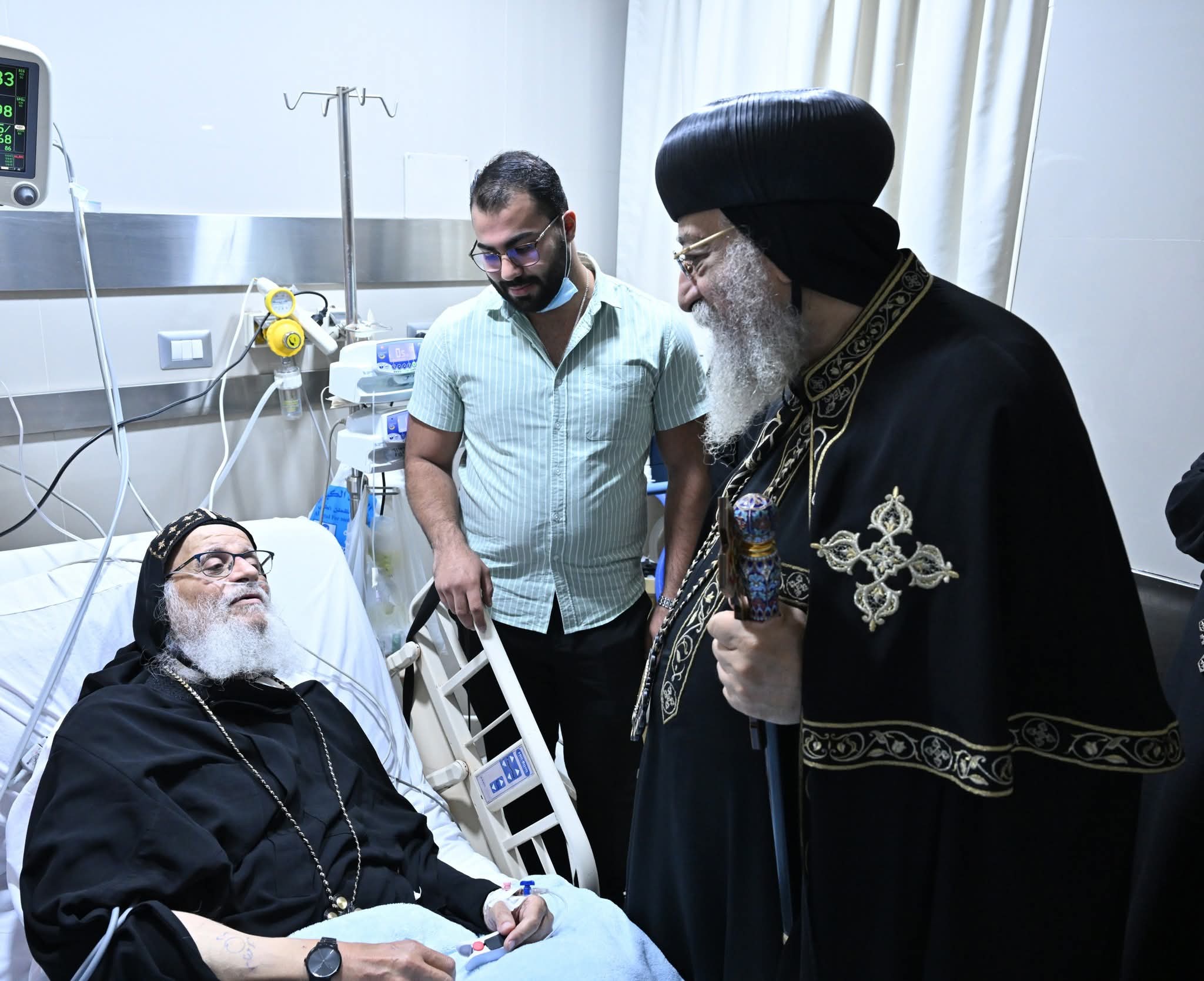 زيارة إنسانية مؤثرة للبابا تواضروس لأسقفين بيتعالجوا في القاهرة 10 البابا تواضروس في المستشفى