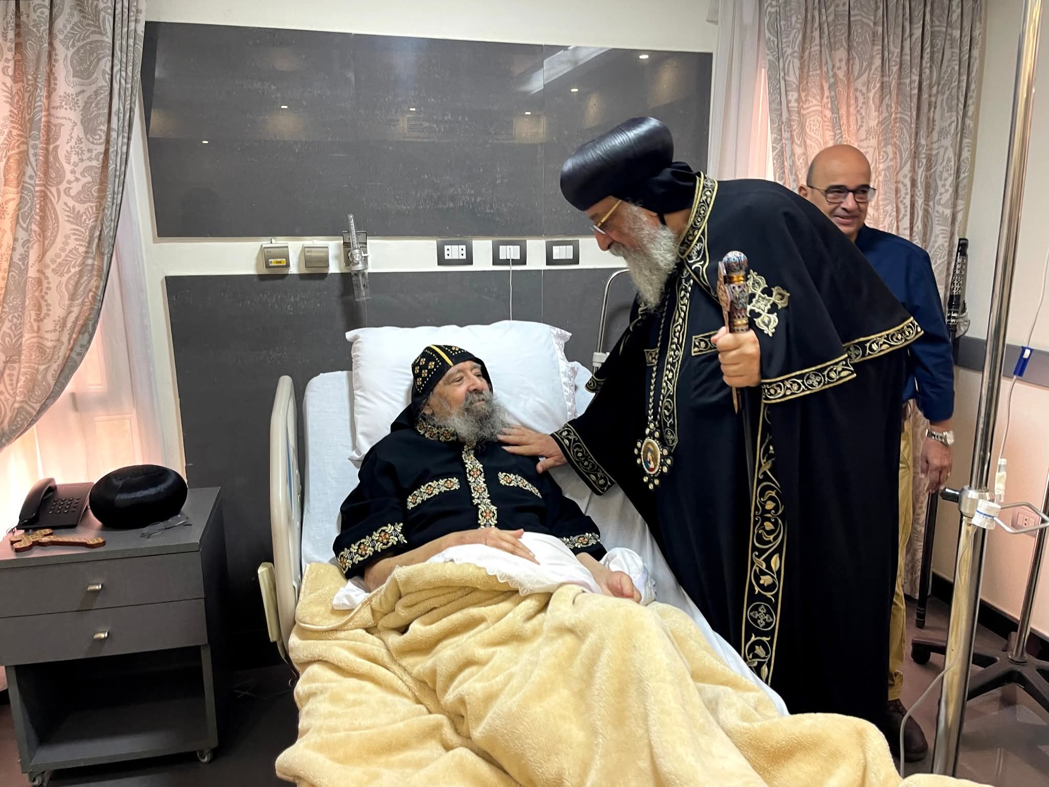 زيارة إنسانية مؤثرة للبابا تواضروس لأسقفين بيتعالجوا في القاهرة 11 البابا تواضروس خلال الزيارة