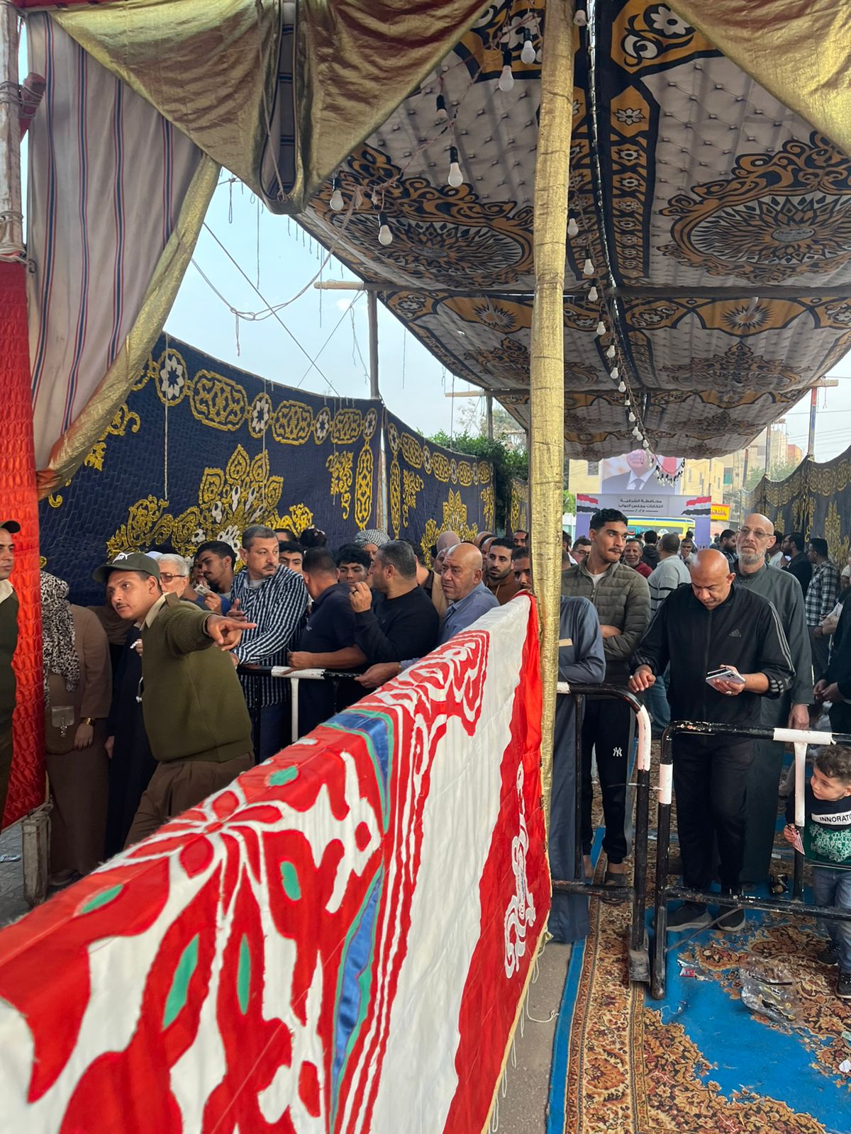 1763994696 836 تكدس الناخبين في مركز الحسينية بالشرقية عشان يدلوا بأصواتهم في