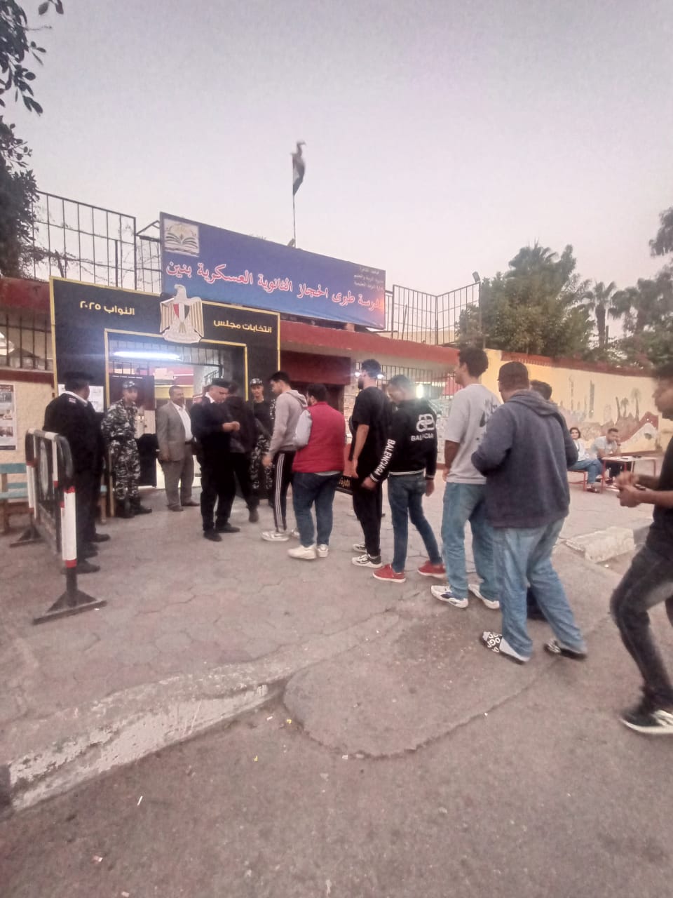 الناس متجهين بكثرة للجنة مدرسة طبري الحجاز الثانوية العسكرية في مصر الجديدة 5 1764000082 41 الناس متجهين بكثرة للجنة مدرسة طبري الحجاز الثانوية العسكرية في