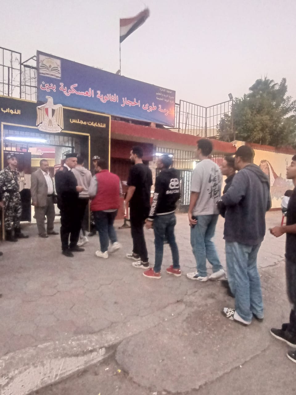 الناس متجهين بكثرة للجنة مدرسة طبري الحجاز الثانوية العسكرية في مصر الجديدة 6 1764000082 459 الناس متجهين بكثرة للجنة مدرسة طبري الحجاز الثانوية العسكرية في