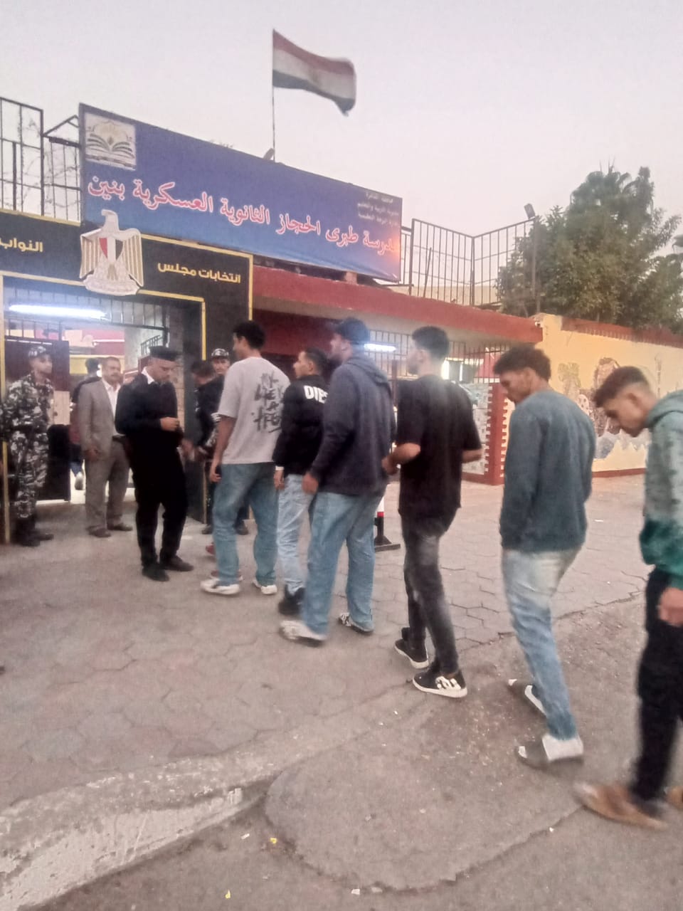 الناس متجهين بكثرة للجنة مدرسة طبري الحجاز الثانوية العسكرية في مصر الجديدة 7 1764000083 300 الناس متجهين بكثرة للجنة مدرسة طبري الحجاز الثانوية العسكرية في