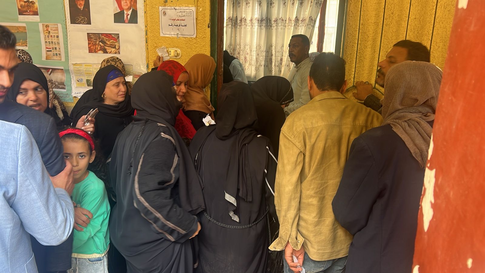 1764000223 28 الناس زحمة على لجنة معهد فتيات القنطرة غرب الأزهري صور