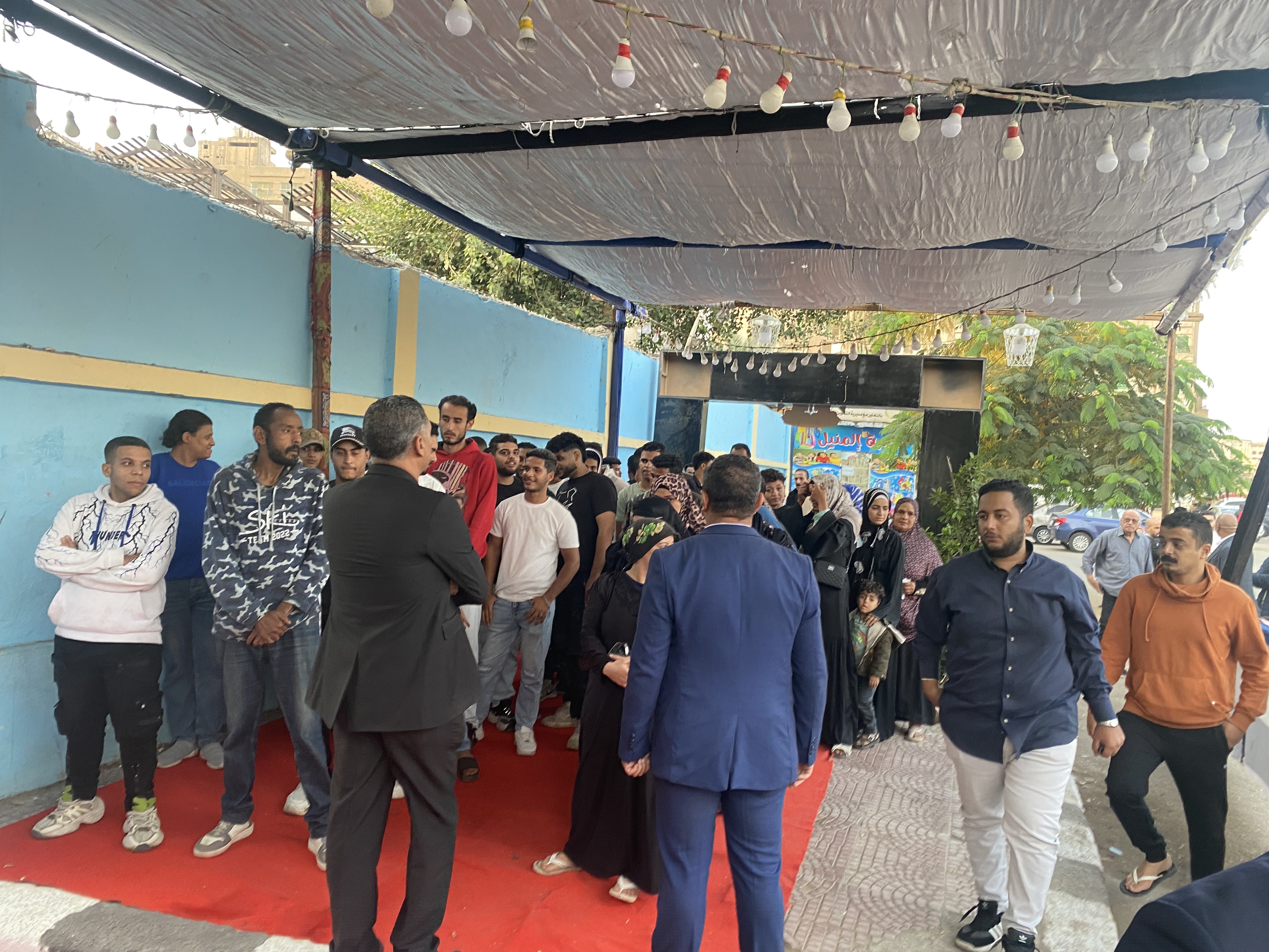 زحمة للناخبين قدام مدرسة الطيار محمد جمال عبد العزيز في المنيل 6 1764001880 210 زحمة للناخبين قدام مدرسة الطيار محمد جمال عبد العزيز في