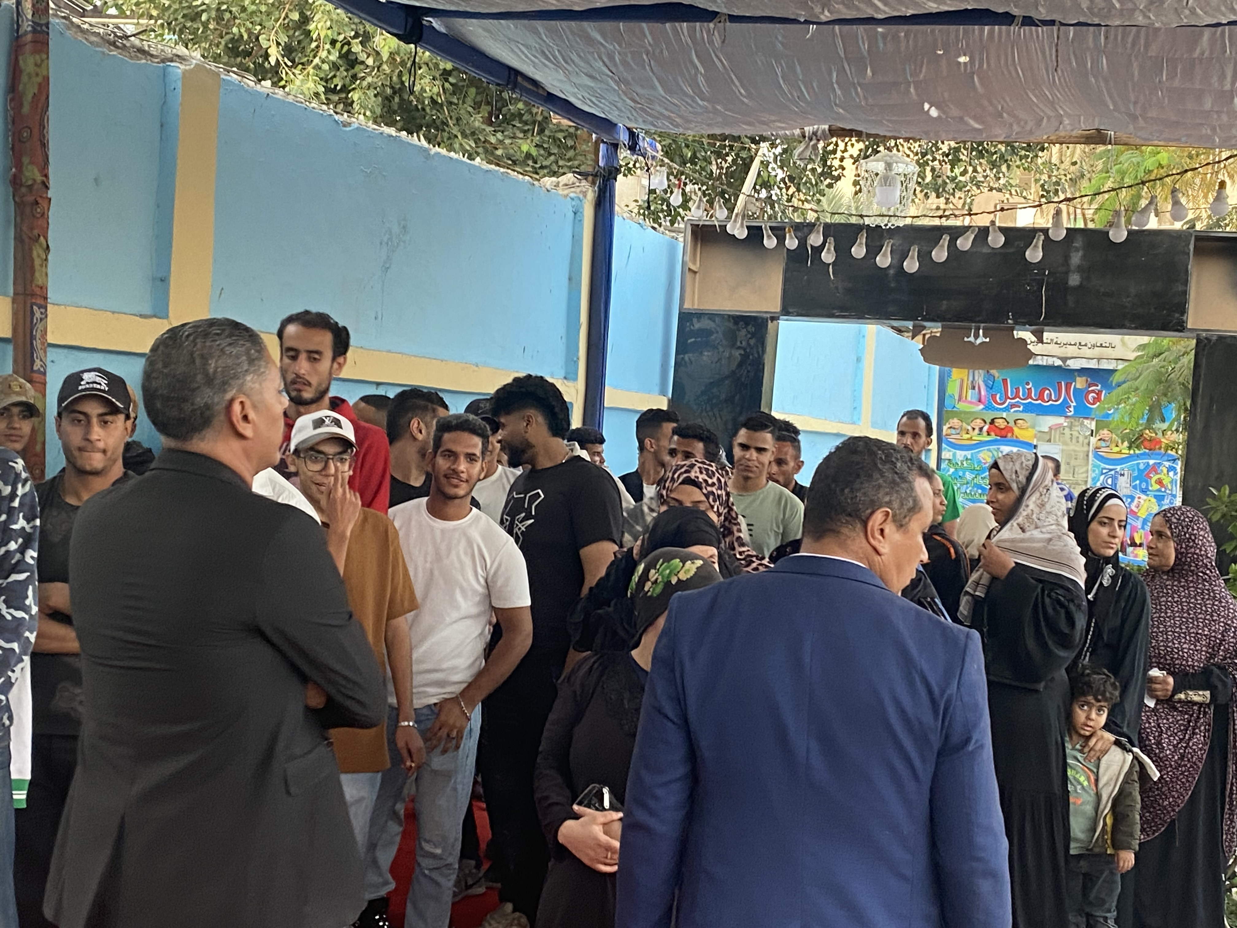 زحمة للناخبين قدام مدرسة الطيار محمد جمال عبد العزيز في المنيل 4 1764001880 651 زحمة للناخبين قدام مدرسة الطيار محمد جمال عبد العزيز في