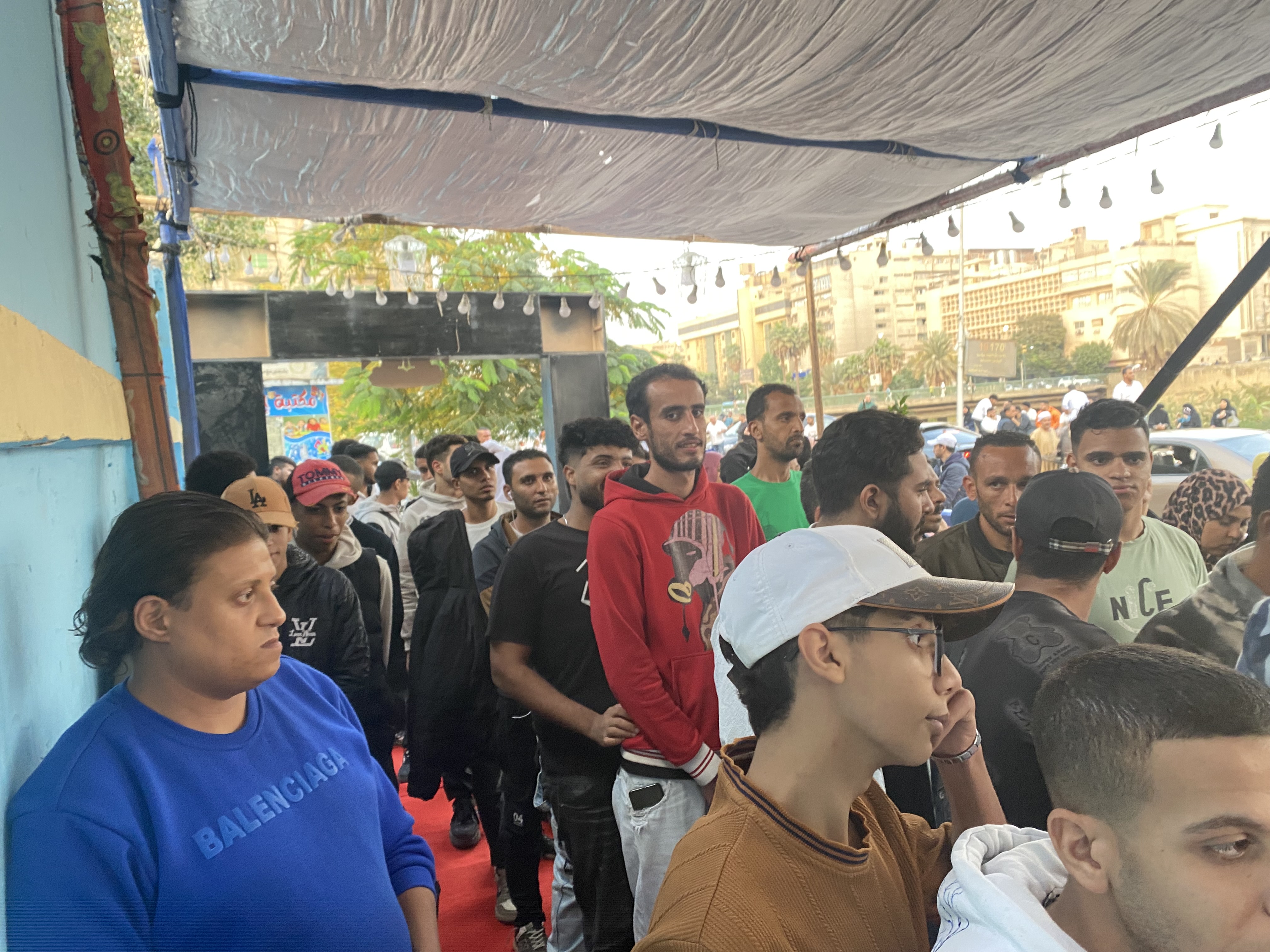 زحمة للناخبين قدام مدرسة الطيار محمد جمال عبد العزيز في المنيل 5 1764001880 670 زحمة للناخبين قدام مدرسة الطيار محمد جمال عبد العزيز في