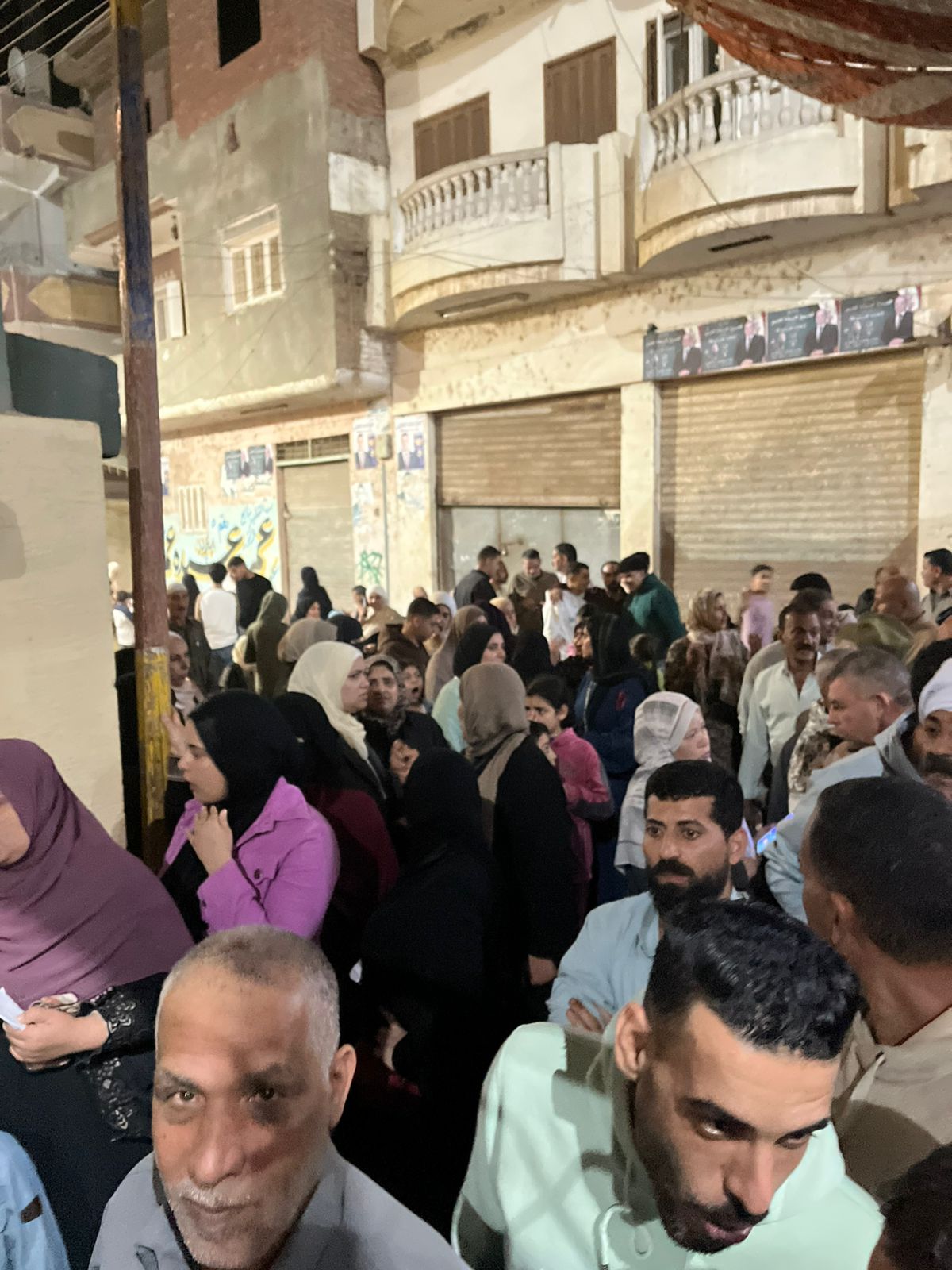 1764004221 174 زحمة كبيرة من الناخبين قدام لجان <a href=