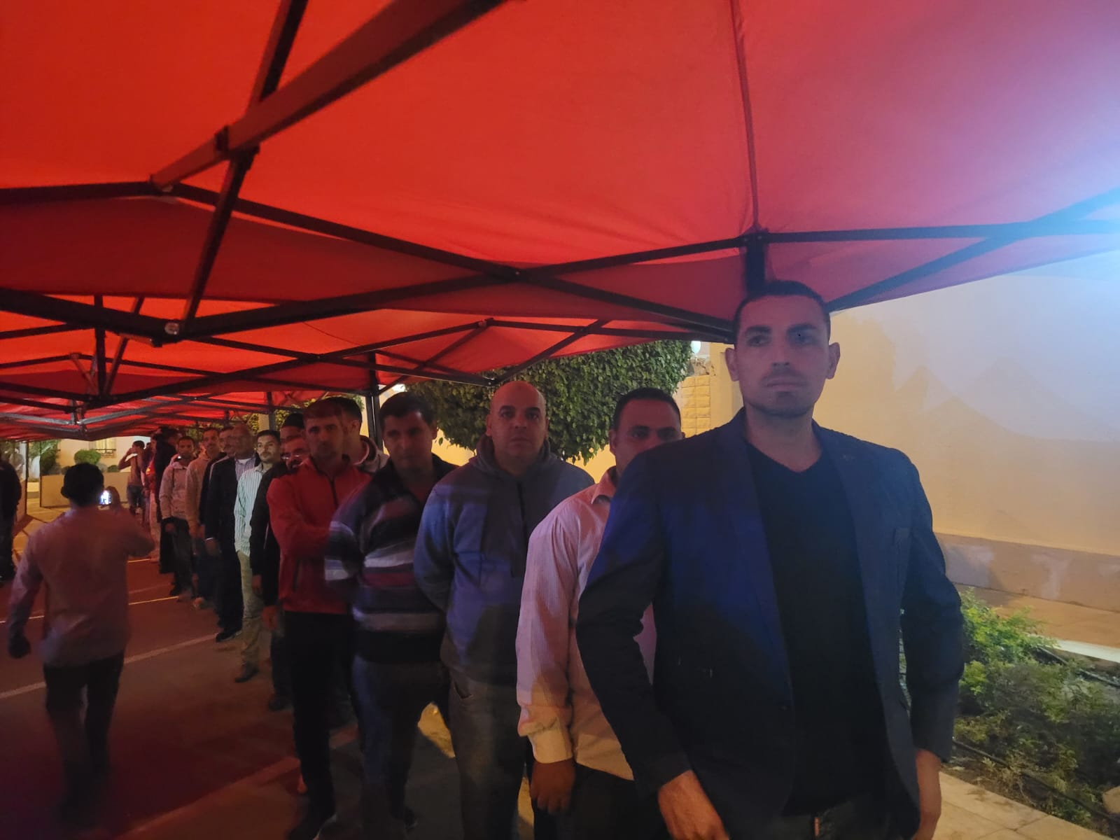 1764006991 848 زحمة شباب كبيرة أمام لجان قصر النيل قبل ما يقفلوا