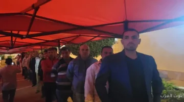 1764006992 زحمة شباب كبيرة أمام لجان قصر النيل قبل ما يقفلوا