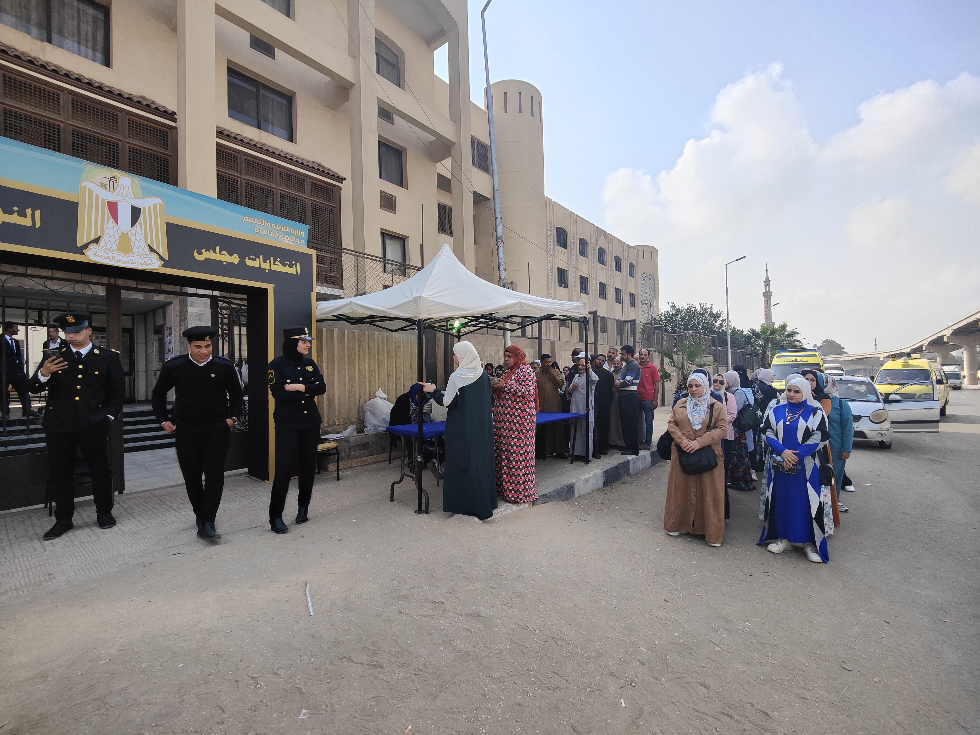 1764064894 197 الشباب والبنات مستمرين في الزحمة إقبال كبير في لجنة الملك