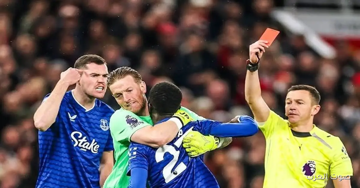 إيفرتون يتساوى مع آرسنال في عدد الكروت الحمراء بالبريميرليغ بـ 110 كروت