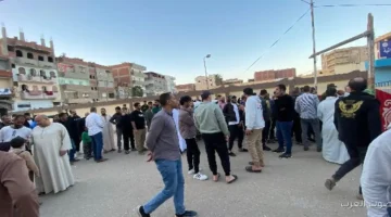 زحمة الناخبين قدام مدرسة القنطرة غرب الابتدائية في الإسماعيلية 21 1764086019 زحمة الناخبين قدام مدرسة القنطرة غرب الابتدائية في الإسماعيلية