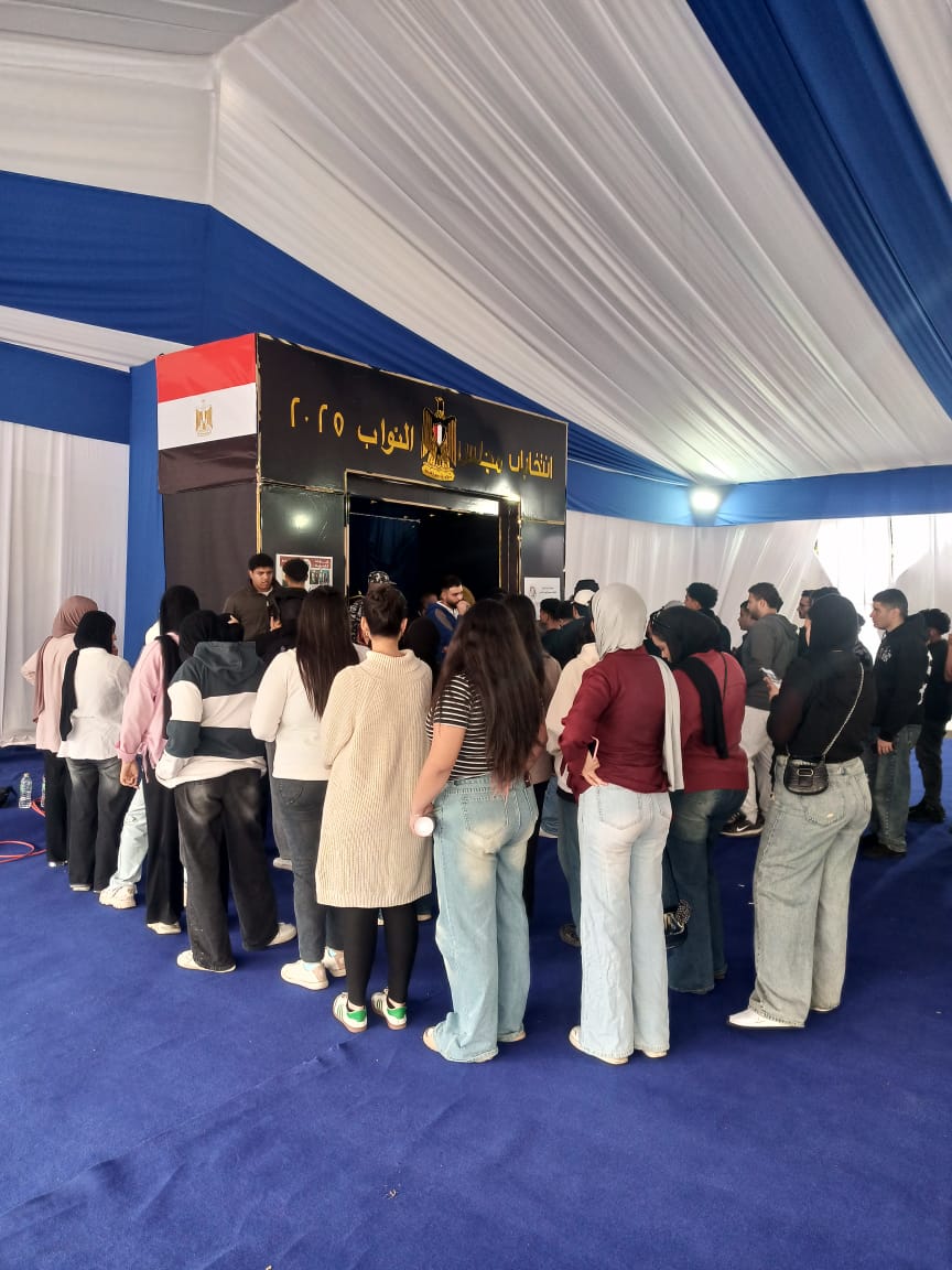 1764087760 188 إقبال كبير من البنات على لجنة مدرسة مصطفى يسري في