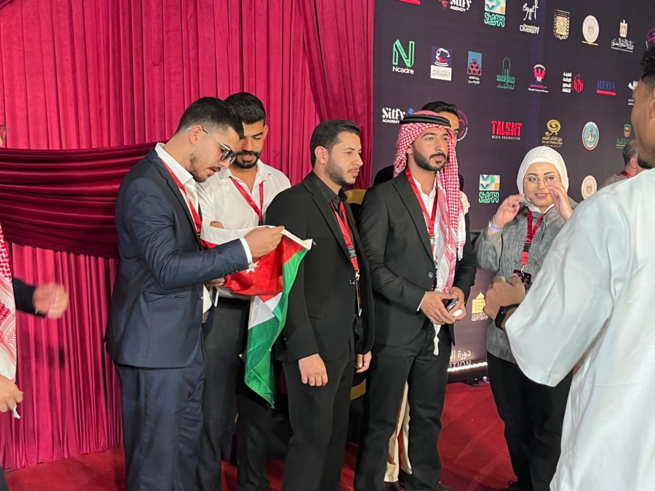 1764090621 56 جنات ومازن الغرباوي أول ناس ييجوا على السجادة الحمراء في