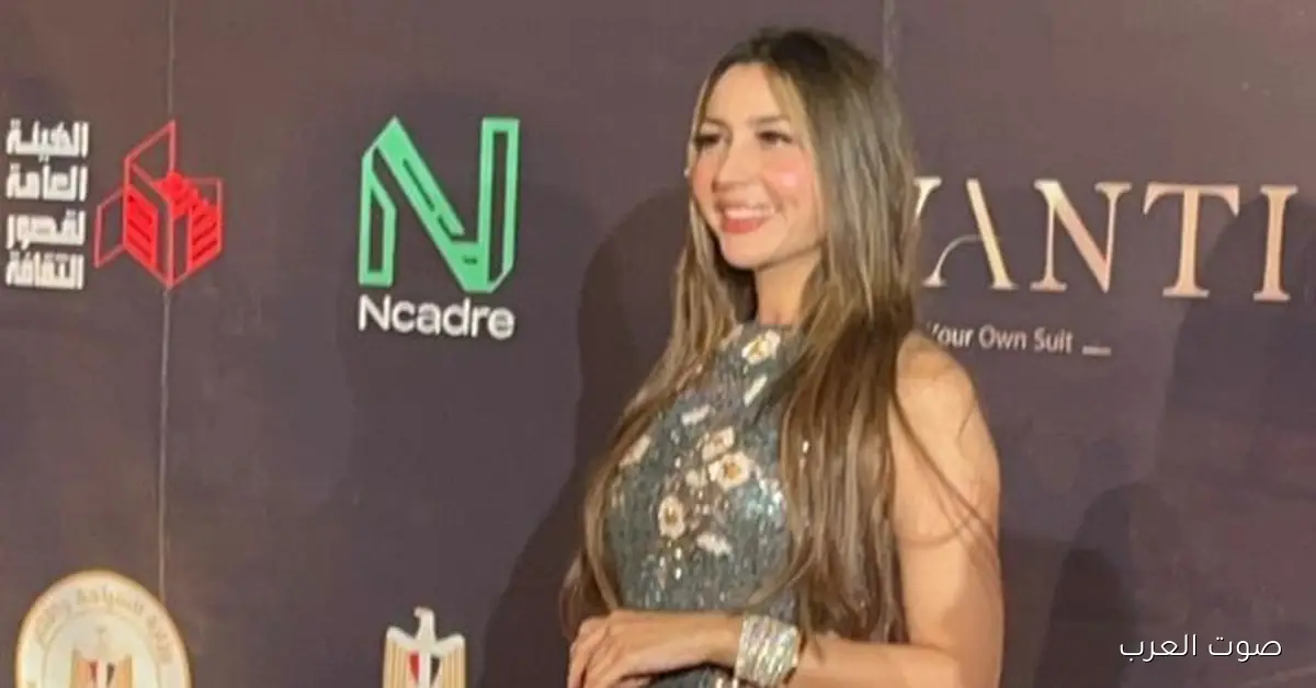 جنات ومازن الغرباوي أول ناس ييجوا على السجادة الحمراء في مهرجان شرم الشيخ للمسرح