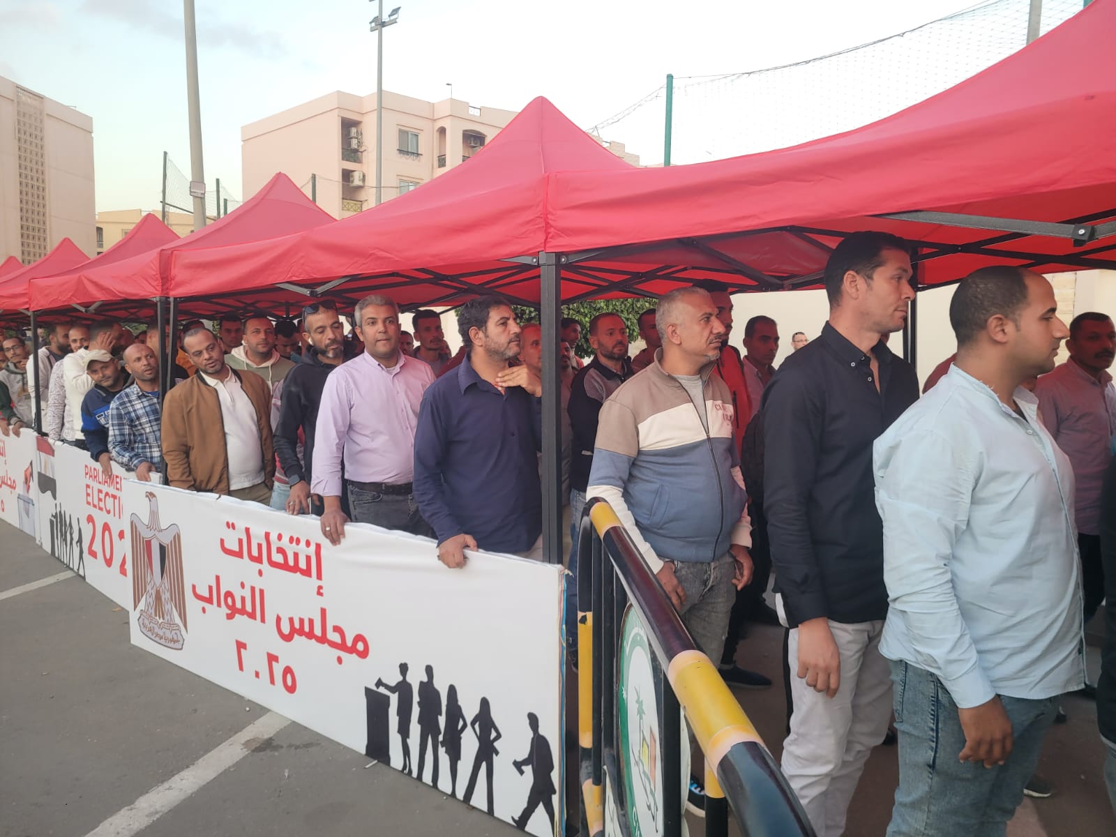 1764095236 738 الناخبين لسه بيتوافدوا على لجنة المدرسة البريطانية في الرحاب