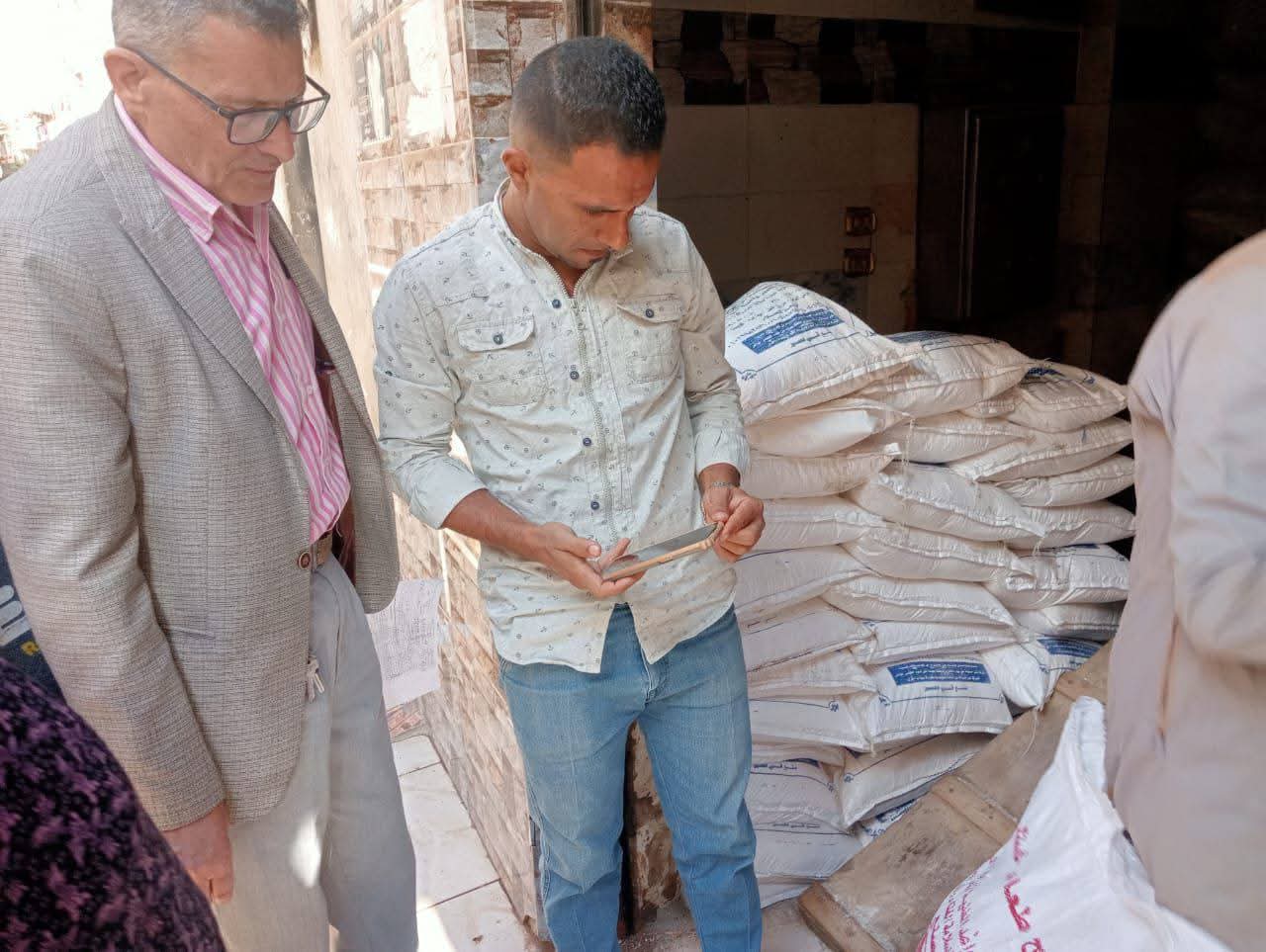 1764095719 183 تموين القليوبية يكتشف مطحن ملح مش معروف المصدر و200 كيلو